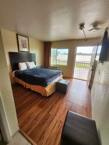 HomeTown Inn and Suites