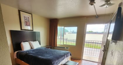 HomeTown Inn and Suites