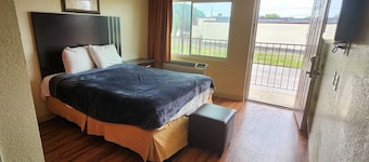 HomeTown Inn and Suites