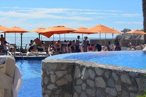 Een buitenzwembad, een verwarmd zwembad