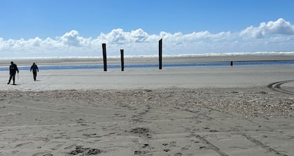 Beach House Getaway - Amazing Location! 3-min Walk to the Beach!