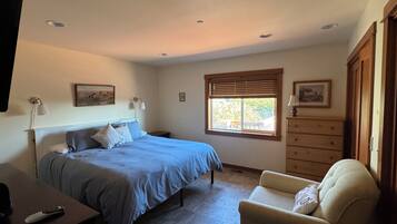 4 Schlafzimmer, Schreibtisch, Bügeleisen/Bügelbrett, Reisekinderbett