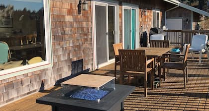 Beach House Getaway - Amazing Location! 3-min Walk to the Beach!