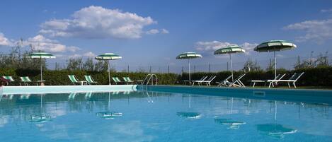 Una piscina al aire libre