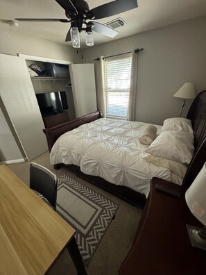 2 habitaciones, escritorio, tabla de planchar con plancha y wifi gratis 