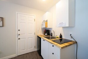 Microwave, dishwasher, coffee/tea maker, cookware/dishes/utensils