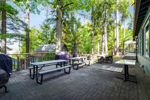 Outdoor dining - Rare Muskoka Chalet Suite - B8 (Dwight)