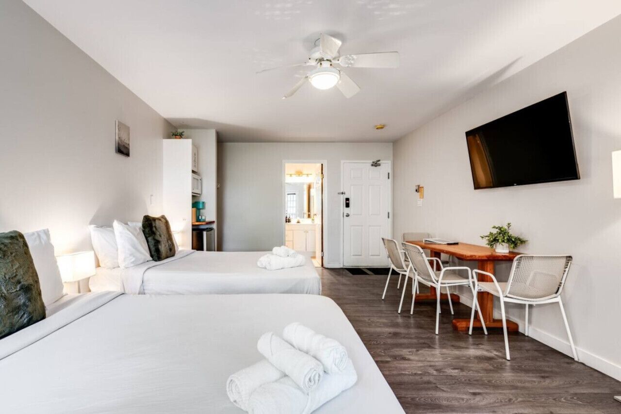 1 bedroom, desk, WiFi, bed sheets