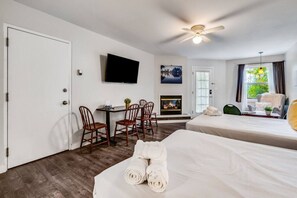 1 bedroom, desk, WiFi, bed sheets - Rare Muskoka Chalet Suite - B7 (Dwight)