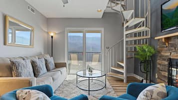 Apartment, Mehrere Betten, Poolzugang, Bergblick (#C305 - No Pets) | Wohnbereich | Fernseher, Kamin
