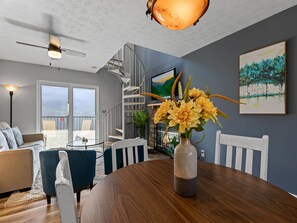 Condo, nhiều giường, có thể sử dụng hồ bơi, quang cảnh núi (#C305 - No Pets) | Khu ăn uống