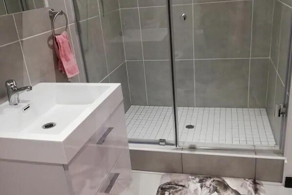 Huoneisto | Kylpyhuone | Erillinen kylpyamme ja suihku, syvä kylpyamme, pyyhkeet, vessapaperi