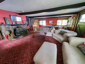 TV connectée, lecteur de DVD, table de tennis de table, livres