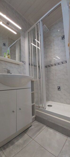 Dusche, Haartrockner, Toilettenpapier