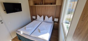 2 bedrooms, desk, travel cot, free WiFi