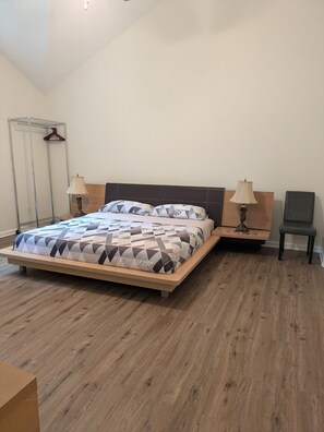 5 bedrooms, desk, iron/ironing board, free WiFi