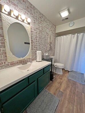 Combined shower/bathtub, hair dryer, towels, soap