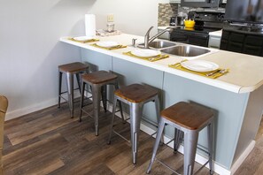 Frigorifero, microonde, forno, piano cottura