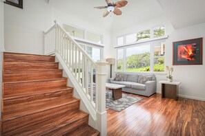 Smart TV - FULLY RENOVATED UNIT. 3 BDRM, 3 BATH SLEEPS 8. PERFECT FOR GRANDPARENTS (Kailua-Kona)