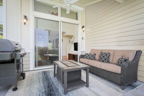 Smart TV - FULLY RENOVATED UNIT. 3 BDRM, 3 BATH SLEEPS 8. PERFECT FOR GRANDPARENTS (Kailua-Kona)