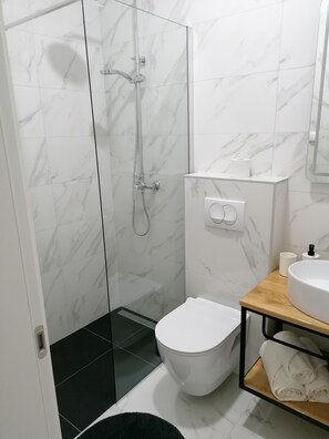 Douche, sèche-cheveux, serviettes fournies
