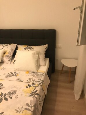 1 habitación, tabla de planchar con plancha, internet y ropa de cama 