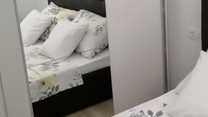 Ein Schlafzimmer mit einem Bett, einem Nachttisch und einem Kleiderschrank.
