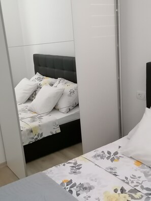 1 bedroom, iron/ironing board, Internet, bed sheets - Apartment Luka - One Bedroom Apartment (Vodice)