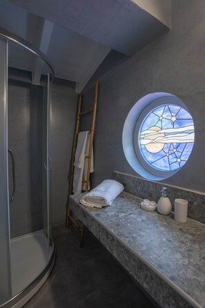 Baignoire, articles de toilette (gratuits), séchoir à cheveux, peignoirs