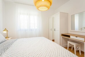 2 bedrooms, iron/ironing board, free WiFi, bed sheets