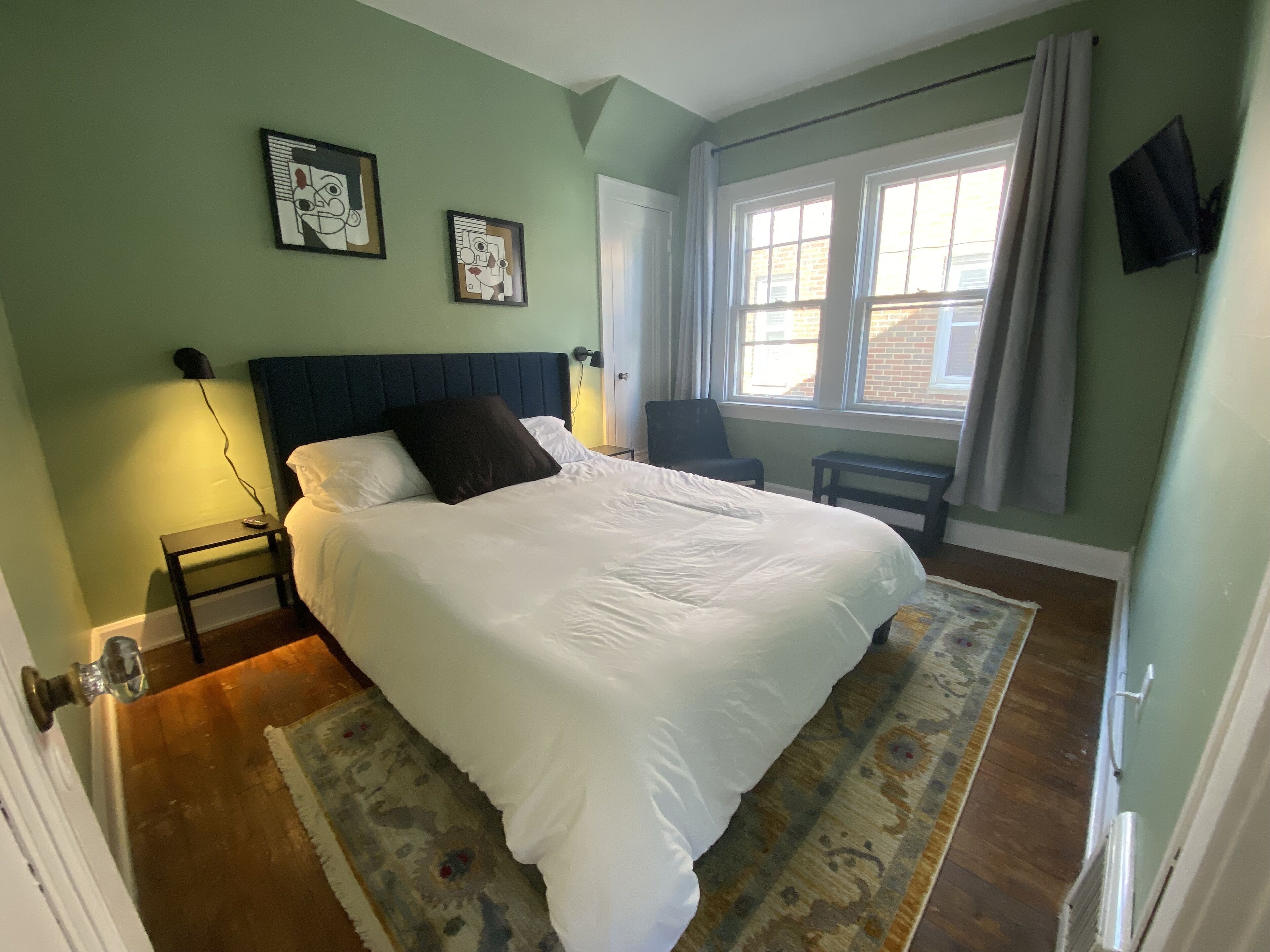 3 slaapkamers, een strijkplank/strijkijzer, gratis wifi, beddengoed