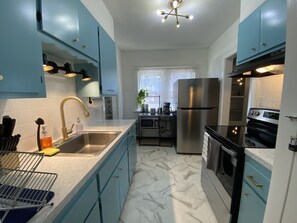 Fridge, microwave, oven, stovetop - 5 minutes from major highways, close to EVERYTHNIG! (Parma)