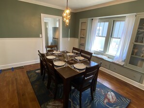 Dining - 5 minutes from major highways, close to EVERYTHNIG! (Parma)