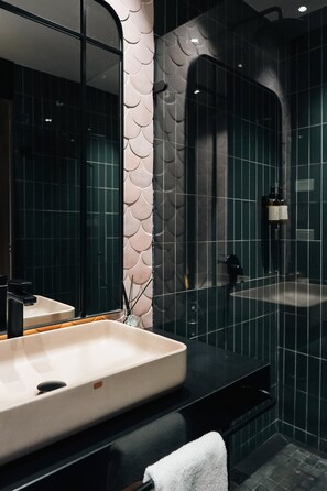 Superior Room, 1 Queen Bed | Bathroom | Shower, free toiletries, hair dryer, towels - Hotel Sexto by Icono (Armenia)