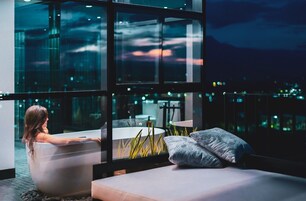 奢华套房 | 防过敏的被褥、迷你吧、客房内保险箱、办公桌