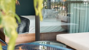 Suite – junior | Allergitestet sengetøy, minibar, safe på rommet og skrivebord