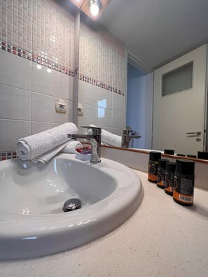 Shower, eco-friendly toiletries, hair dryer, towels - VITRO ART HOUSE - The apartment is located in the heart of Chania (Χανιά)