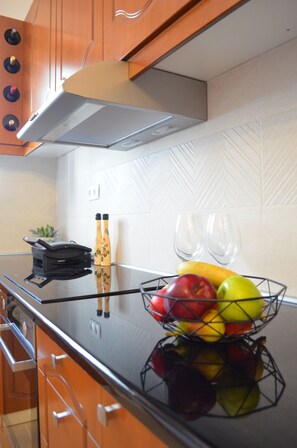 Fridge, oven, stovetop, electric kettle - VITRO ART HOUSE - The apartment is located in the heart of Chania (Χανιά)