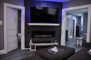 Living area - Modern Apartment in Buffalo's Elmwood Village (Buffalo)