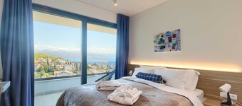 Amazing modern 3-BR villa with heated pool just above Icici Marina