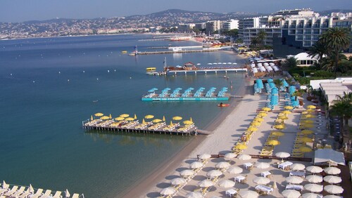 Ideally located 100 meters from sandy beaches and pine forest