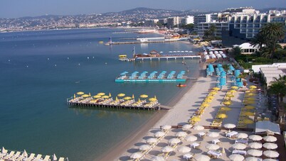 Ideally located 100 meters from sandy beaches and pine forest