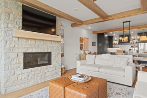 Smart TV, fireplace - Water View & Perfect Location at Shore View — Walk to Town, Beach & Marina! (Sister Bay)