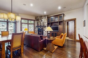 Fernseher, Kamin, DVD-Player, Stereoanlage