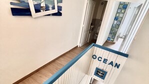 Eine Treppe mit Geländer und einem Schild mit der Aufschrift 'OCEAN'.
