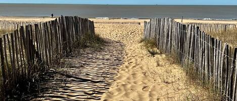 Una spiaggia nelle vicinanze