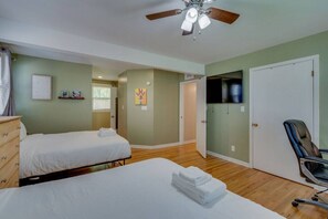 2 bedrooms, desk, free WiFi, bed sheets - Casa Rover - Pet Friendly w/ Fenced-in Yard, Family Friendly, Mins to Downtown Nashville (Nashville)