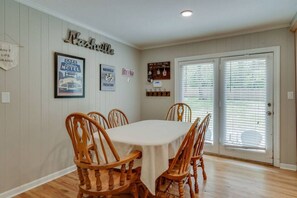 Dining - Casa Rover - Pet Friendly w/ Fenced-in Yard, Family Friendly, Mins to Downtown Nashville (Nashville)