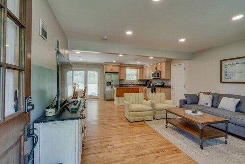 Casa Rover - Pet Friendly w/ Fenced-in Yard, Family Friendly, Mins to Downtown Nashville