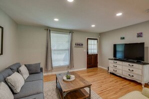 Smart TV, offices - Casa Rover - Pet Friendly w/ Fenced-in Yard, Family Friendly, Mins to Downtown Nashville (Nashville)